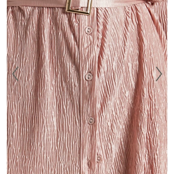 Showpo ROSAMUND MINI DRESS - PLISSÉ SHIRT DRESS IN DUSTY PINK
Size 10 - Picture 5 of 6